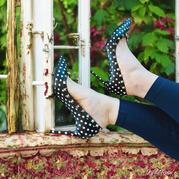 VALENTINO GARAVANI BLACK & WHITE POLKADOT ROCKSTUD POINTY TOE HEELS SZ 40 - Picture 3 of 17